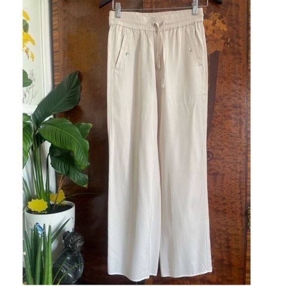 Aritzia Pants - Wilfred Free Pull On Old Money Silky Preppy Pants‎ Color Cream Beige Size XS